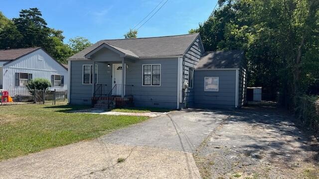 view of front of home with a front lawn