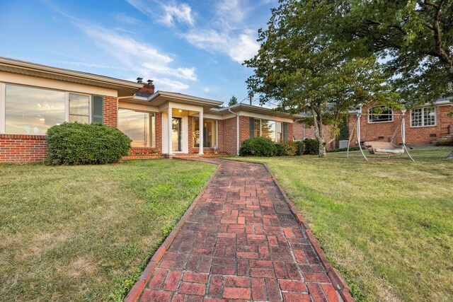 ranch-style home featuring a front lawn