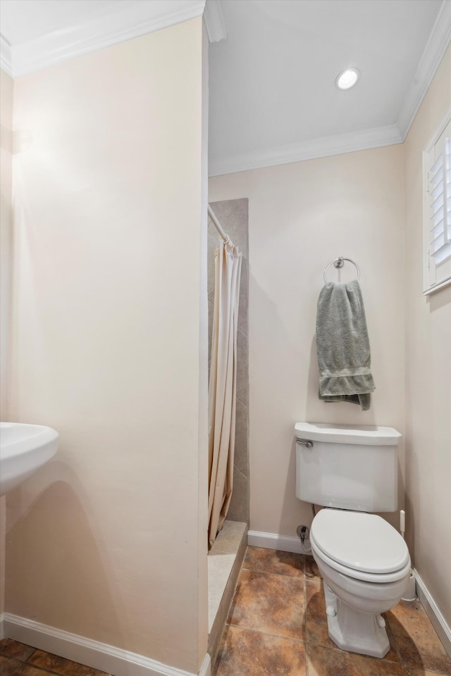 bathroom featuring curtained shower, toilet, and ornamental molding