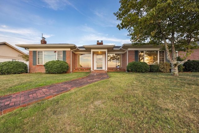 single story home with a front yard