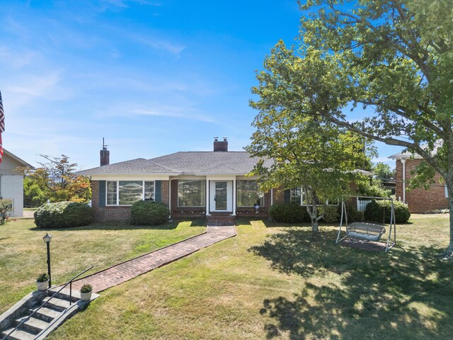 view of front facade featuring a front lawn