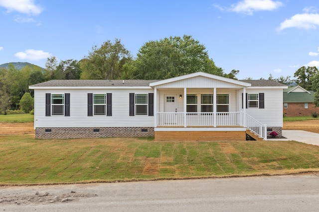 view of front of property featuring a front lawn and covered porch