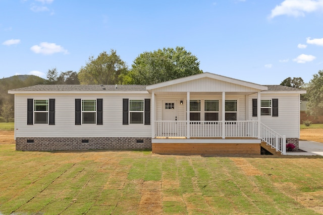 manufactured / mobile home featuring a front yard and covered porch