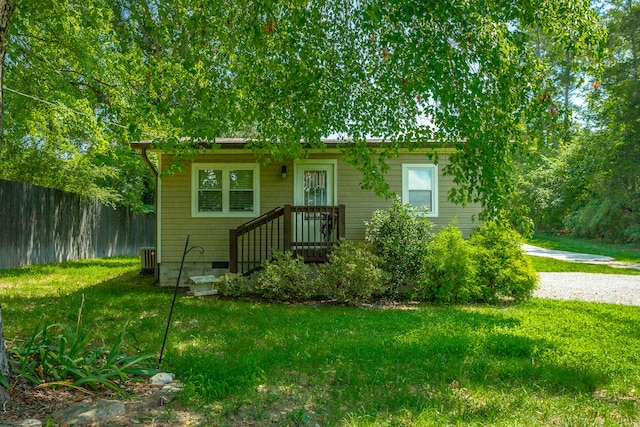 view of front of property featuring a front lawn