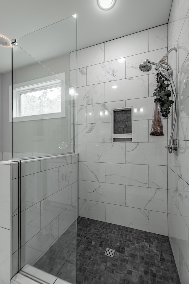 bathroom featuring tiled shower