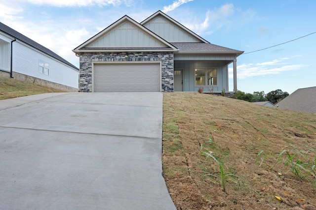 view of front of house featuring a garage, a porch, and a front yard