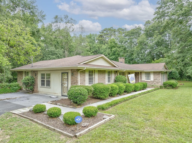 single story home featuring a front yard