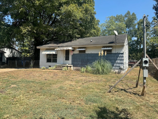 view of front of property with a front lawn