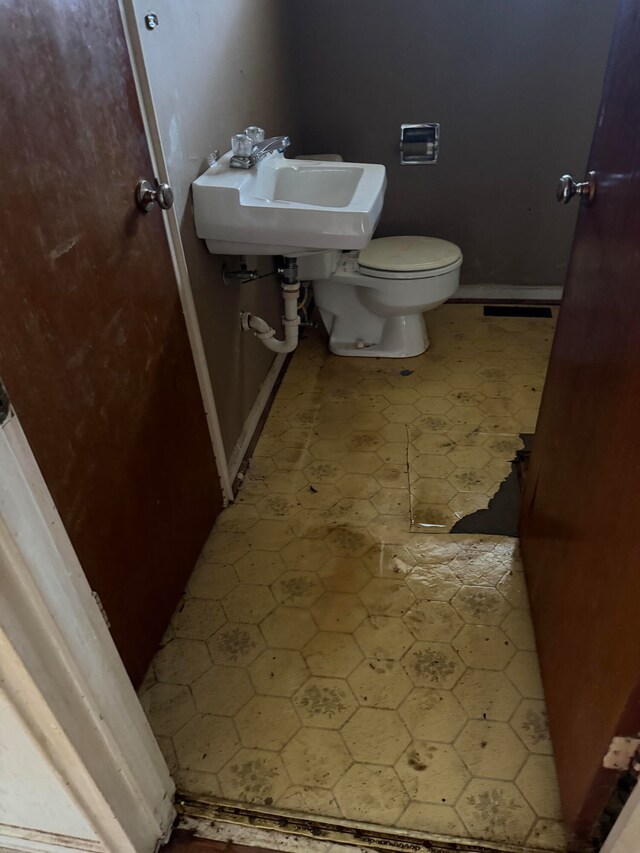 bathroom featuring toilet and sink