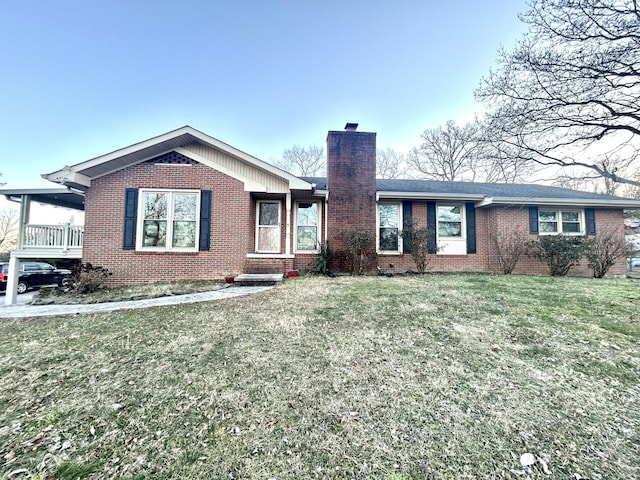 ranch-style home featuring a front lawn