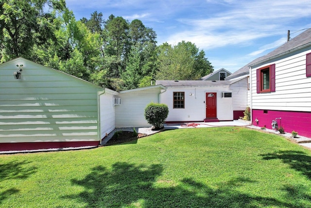 back of house featuring a lawn
