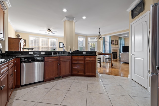 kitchen featuring crown molding, kitchen peninsula, stainless steel appliances, and ceiling fan