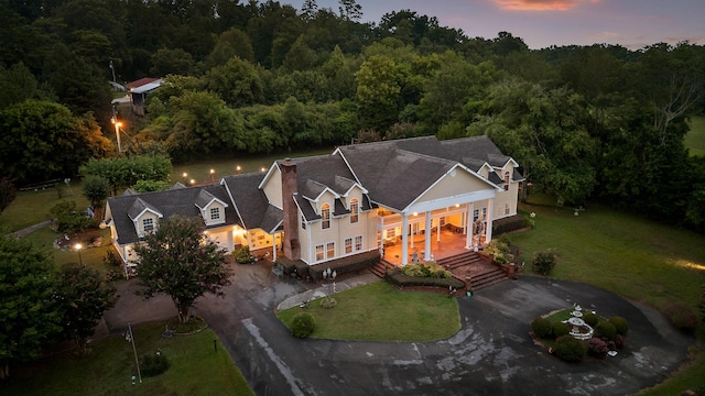 birds eye view of property featuring a forest view