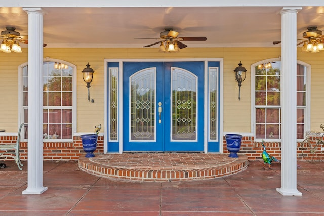 property entrance featuring ceiling fan