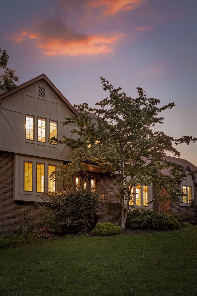 view of front of property featuring a lawn