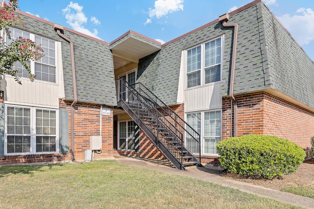 view of front facade with a front lawn