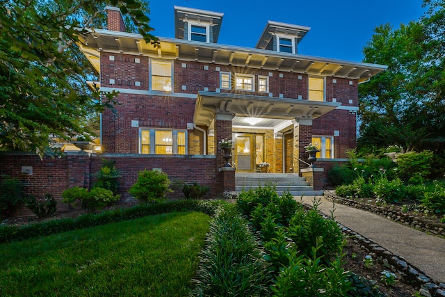 italianate-style house featuring a yard