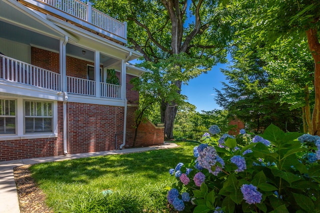 view of yard with a balcony