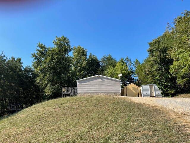 view of yard with a storage shed