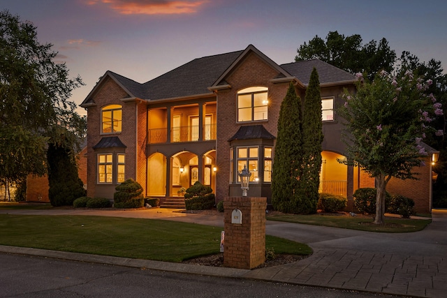 view of front of property featuring a yard