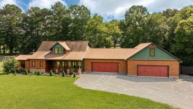 view of front facade featuring a garage and a front lawn