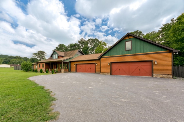 view of front facade with a garage and a front yard