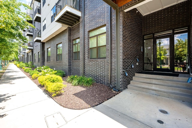 property entrance featuring a balcony