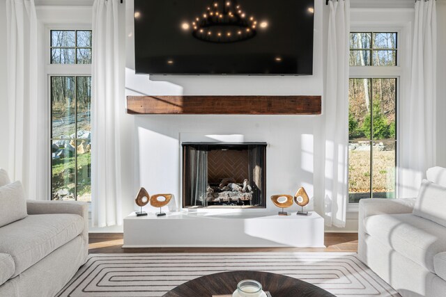 living room with an inviting chandelier