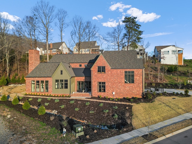 view of front of house featuring a front lawn