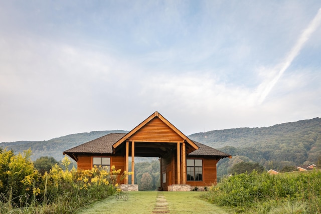 view of front facade with a front lawn and a mountain view