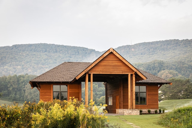 view of front facade featuring a mountain view and a front lawn