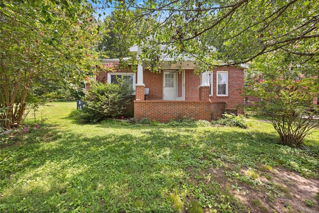 view of front of property with brick siding and a front yard