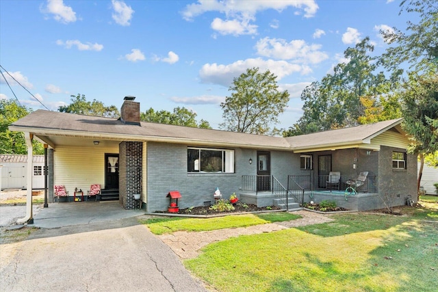 ranch-style home featuring a front lawn and a carport