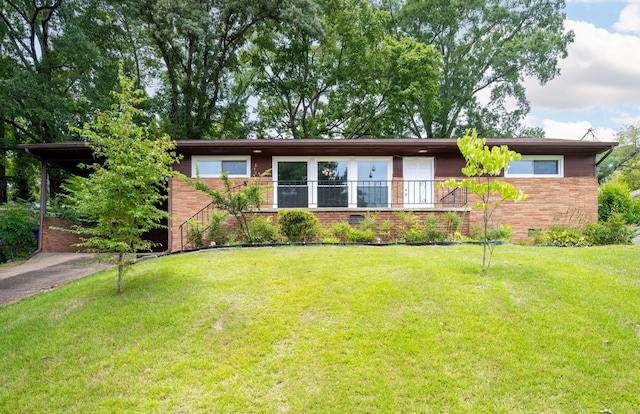 view of front of property with a front lawn