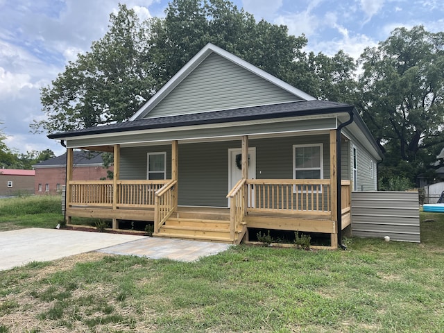 view of front of house featuring covered porch and a front yard