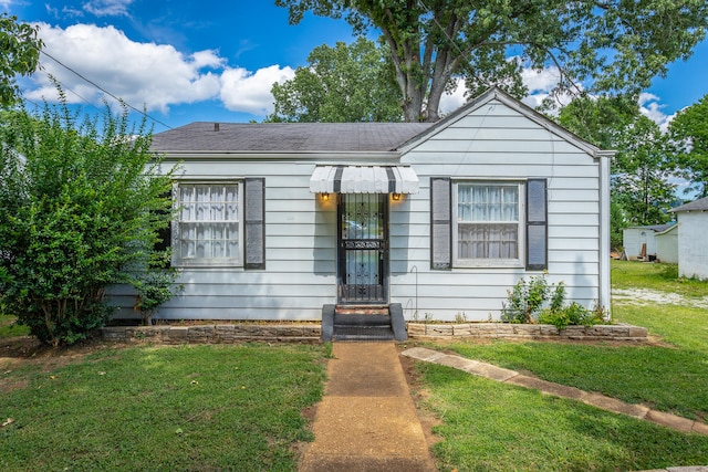 view of front facade featuring a front yard