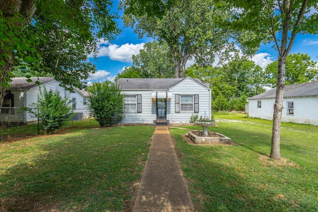 view of front of property featuring a front yard