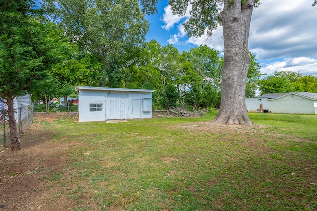 view of yard featuring a shed