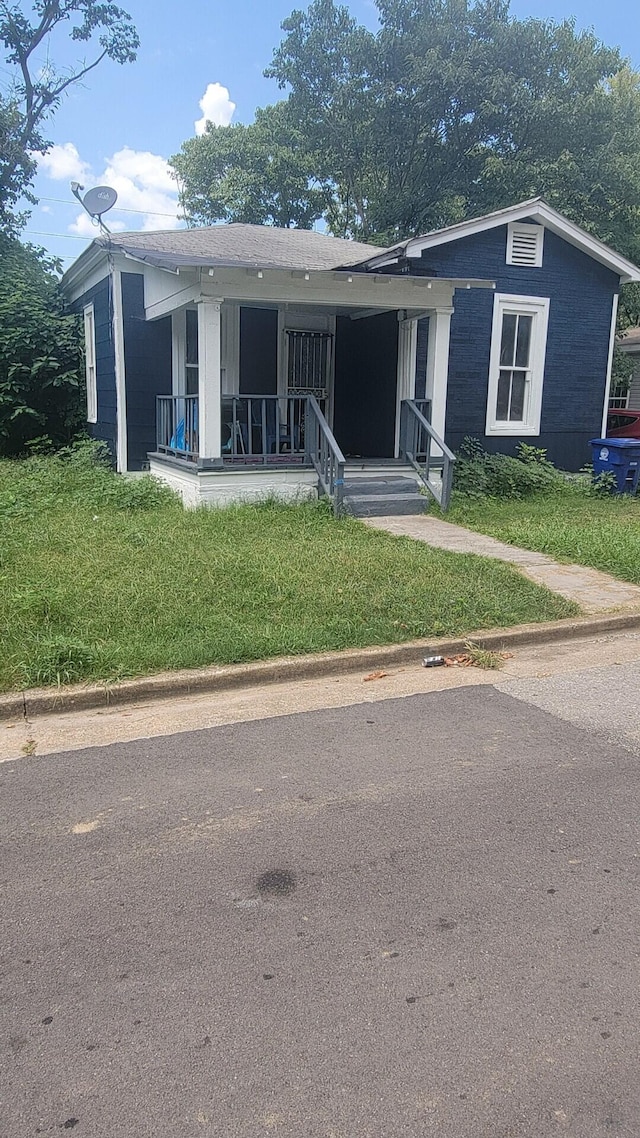 view of front of property featuring a front lawn and covered porch