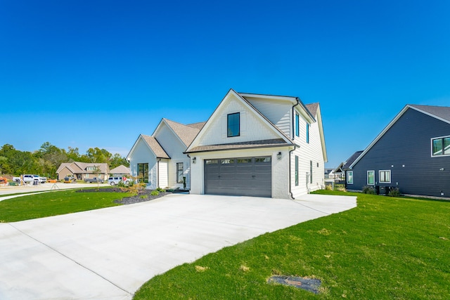 view of front facade featuring a front yard and a garage