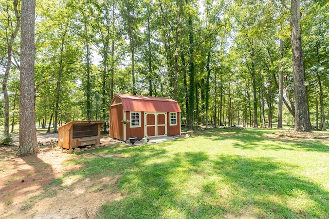 view of yard featuring a storage unit