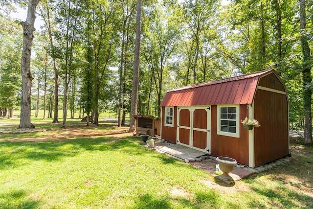 view of outdoor structure featuring a yard