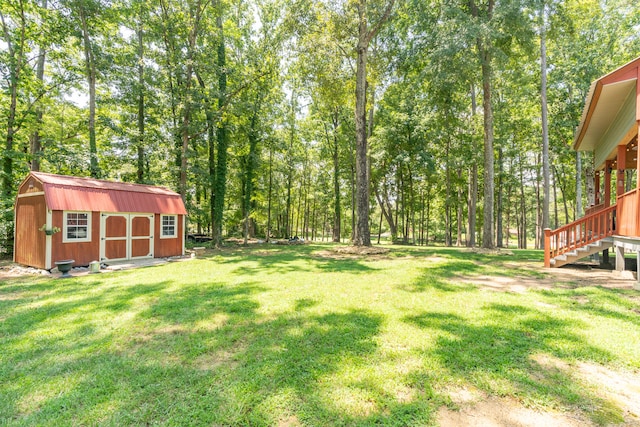 view of yard featuring a shed