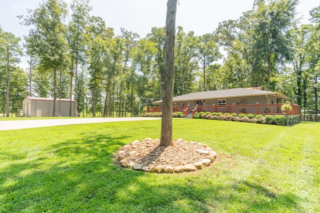 view of yard with an outdoor structure