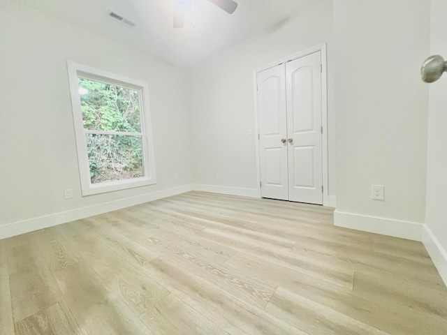 unfurnished room with light hardwood / wood-style flooring and ceiling fan