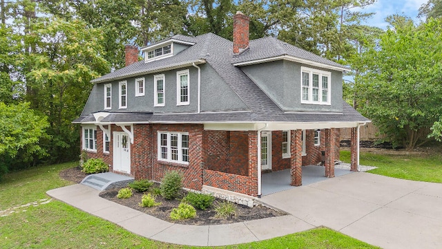 view of front of home featuring a front yard and a carport