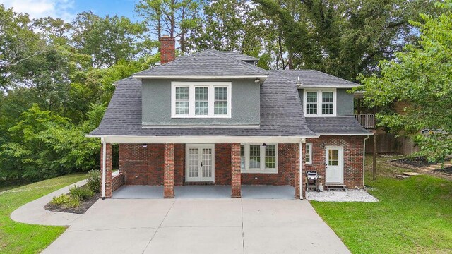 view of front of property featuring a front lawn and a carport