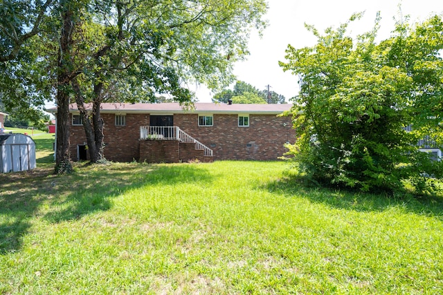 view of yard featuring a storage unit