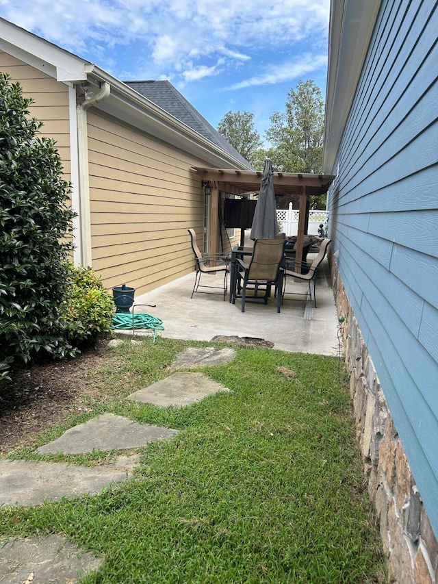 view of yard with a patio