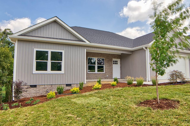 view of front of property featuring a front yard and a garage